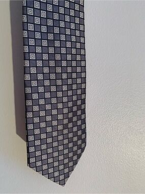 Jones New York ,  Men's Gray/ tan Patterned 100% silk  Tie